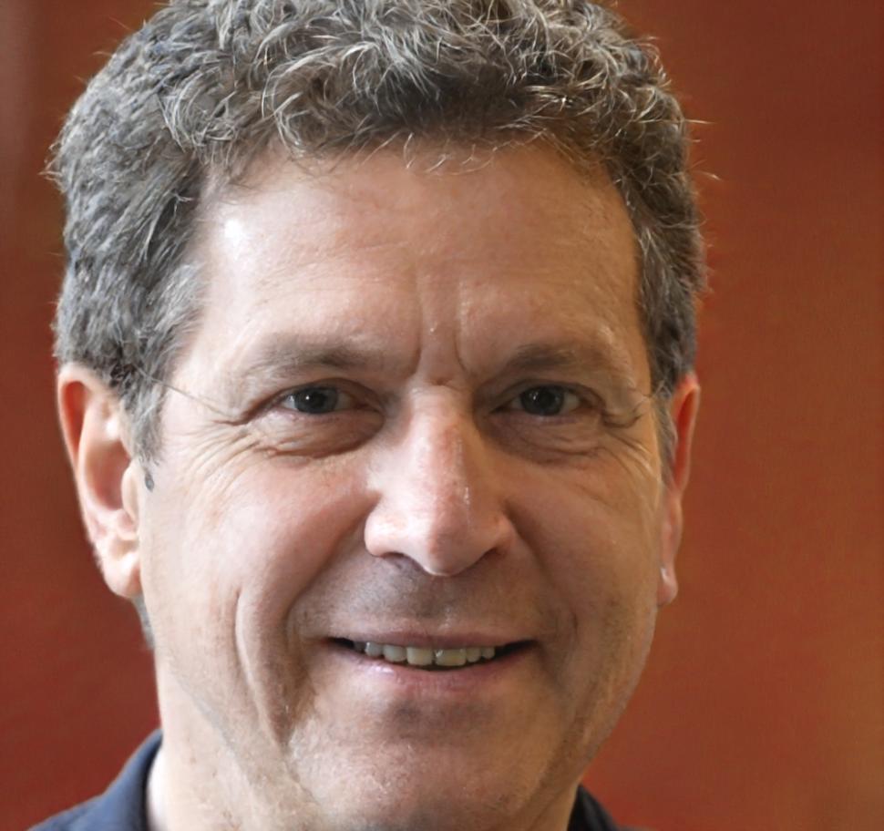 Expert en investissement immobilier expliquant les stratégies avancées